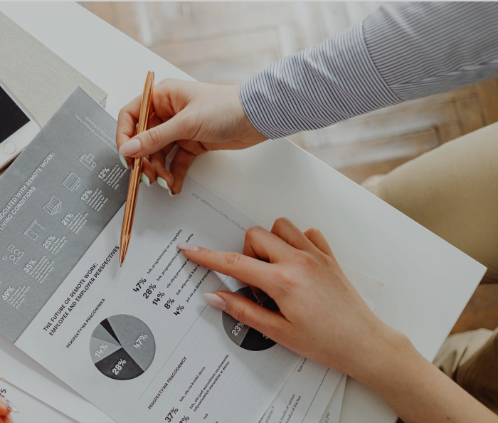 people discussing chart that generalizes the result of integrated marketing strategy