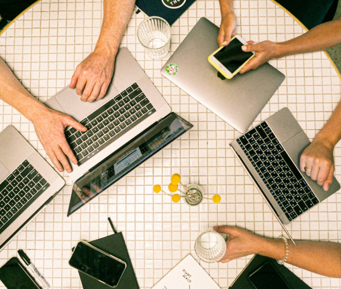 people sitting at the table and discussing reputational marketing
